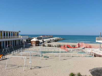 Superata la spiaggia libera del Canalone ci ritroviamo in una zona di San Girolamo che ospita due delle strutture balneari pi� famose di Bari: il Trampolino e San Francesco all�Arena. Il primo, a cui si accede percorrendo la stretta di via Cipparoli, nasce alla fine degli anni 30 con il nome di lido Eden (foto di Antonio Caradonna)